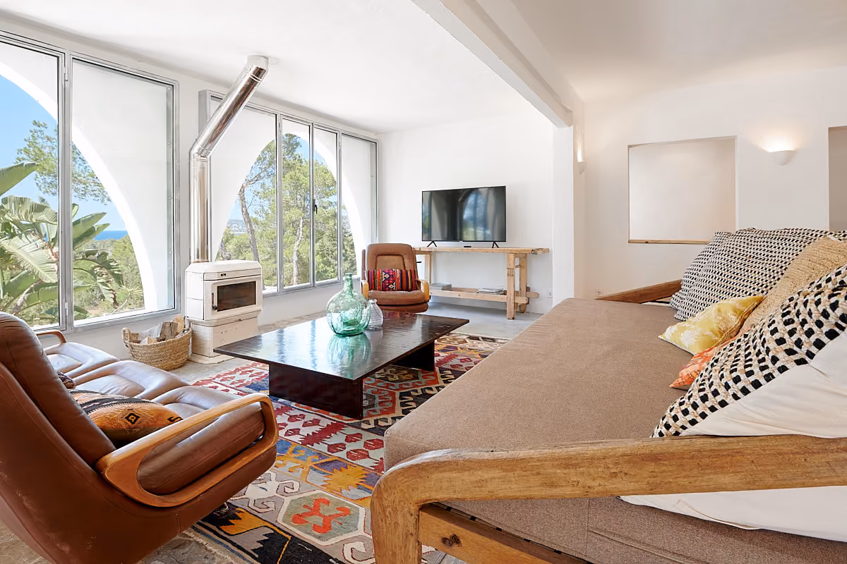 Laid back home with sea views