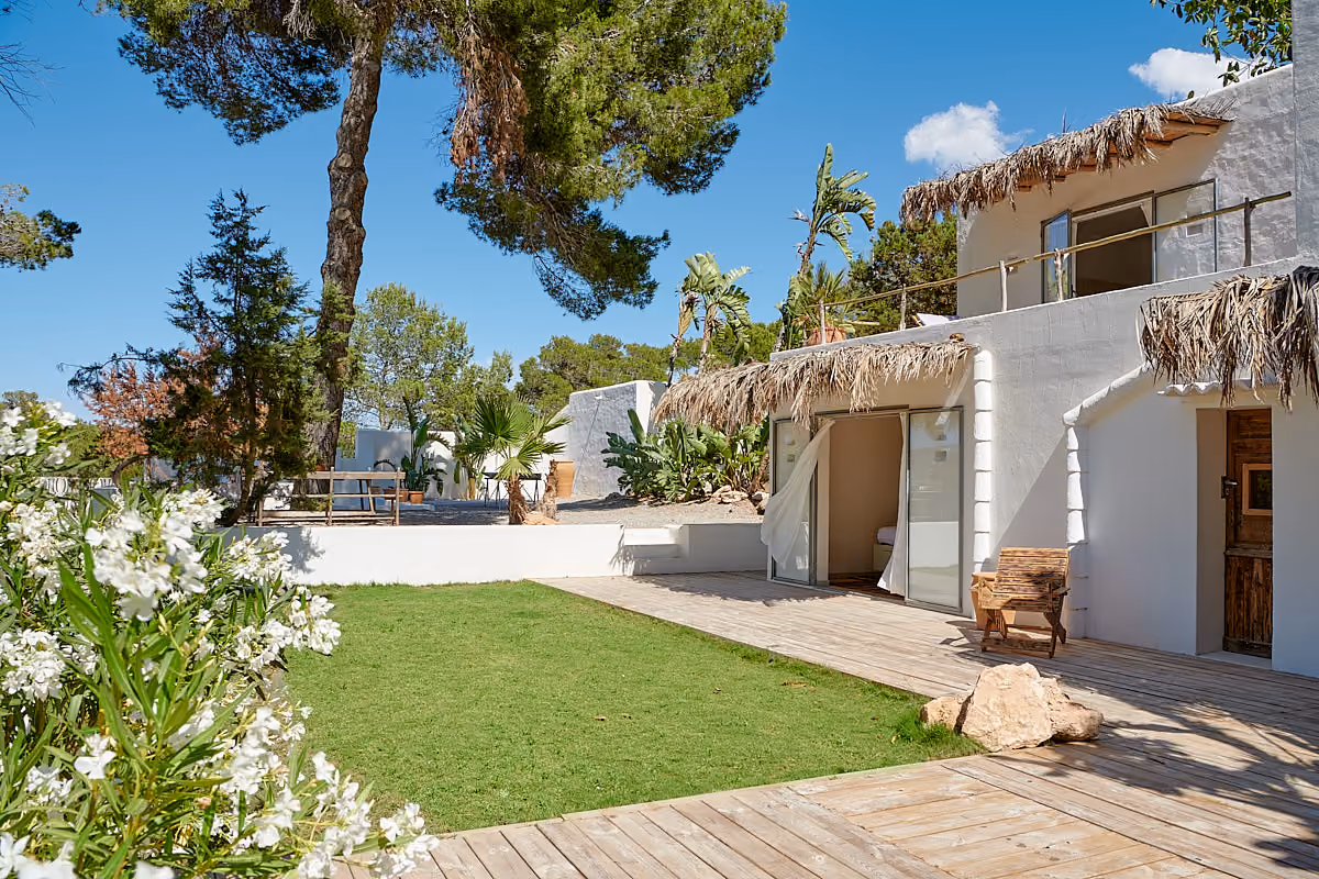 Laid back home with sea views