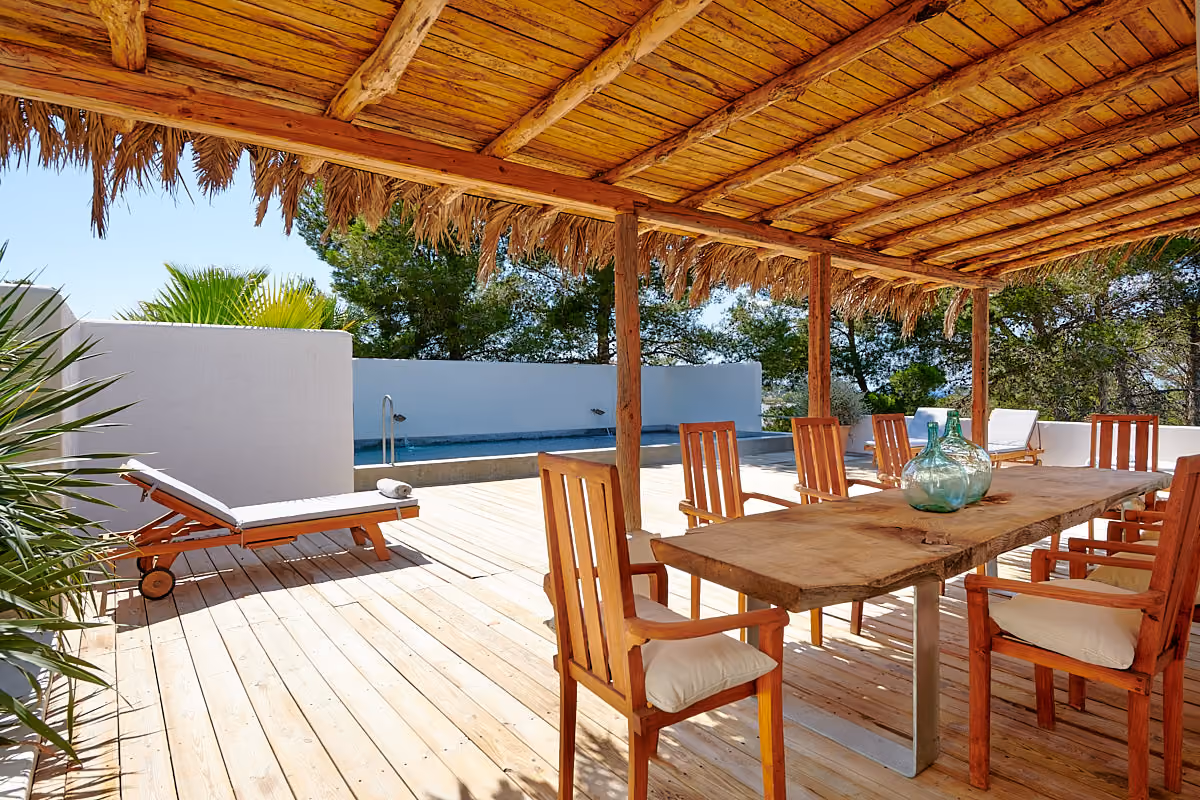 Laid back home with sea views