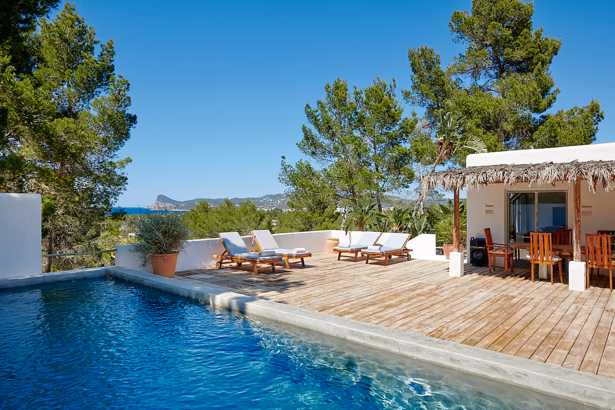 Laid back home with sea views