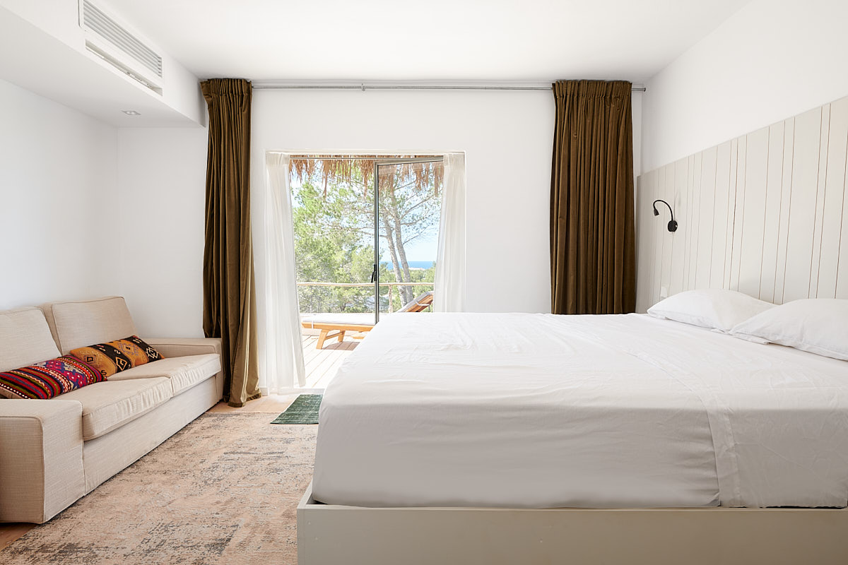 Laid back home with sea views
