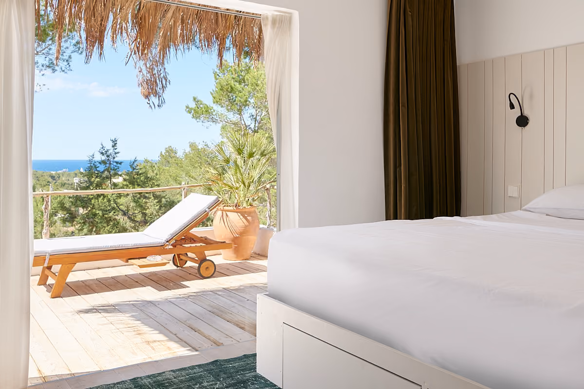 Laid back home with sea views