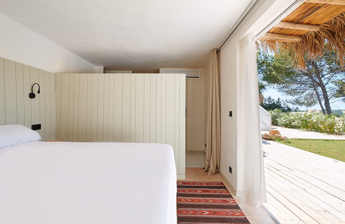 Laid back home with sea views