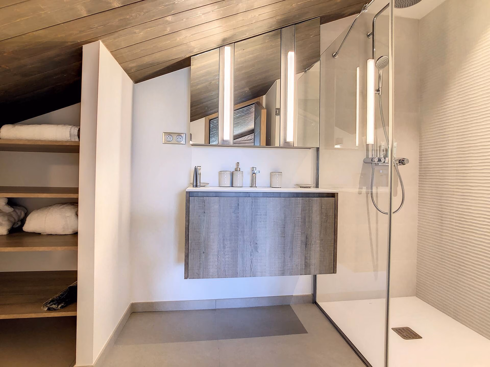 Contemporary ski-in ski-out chalet