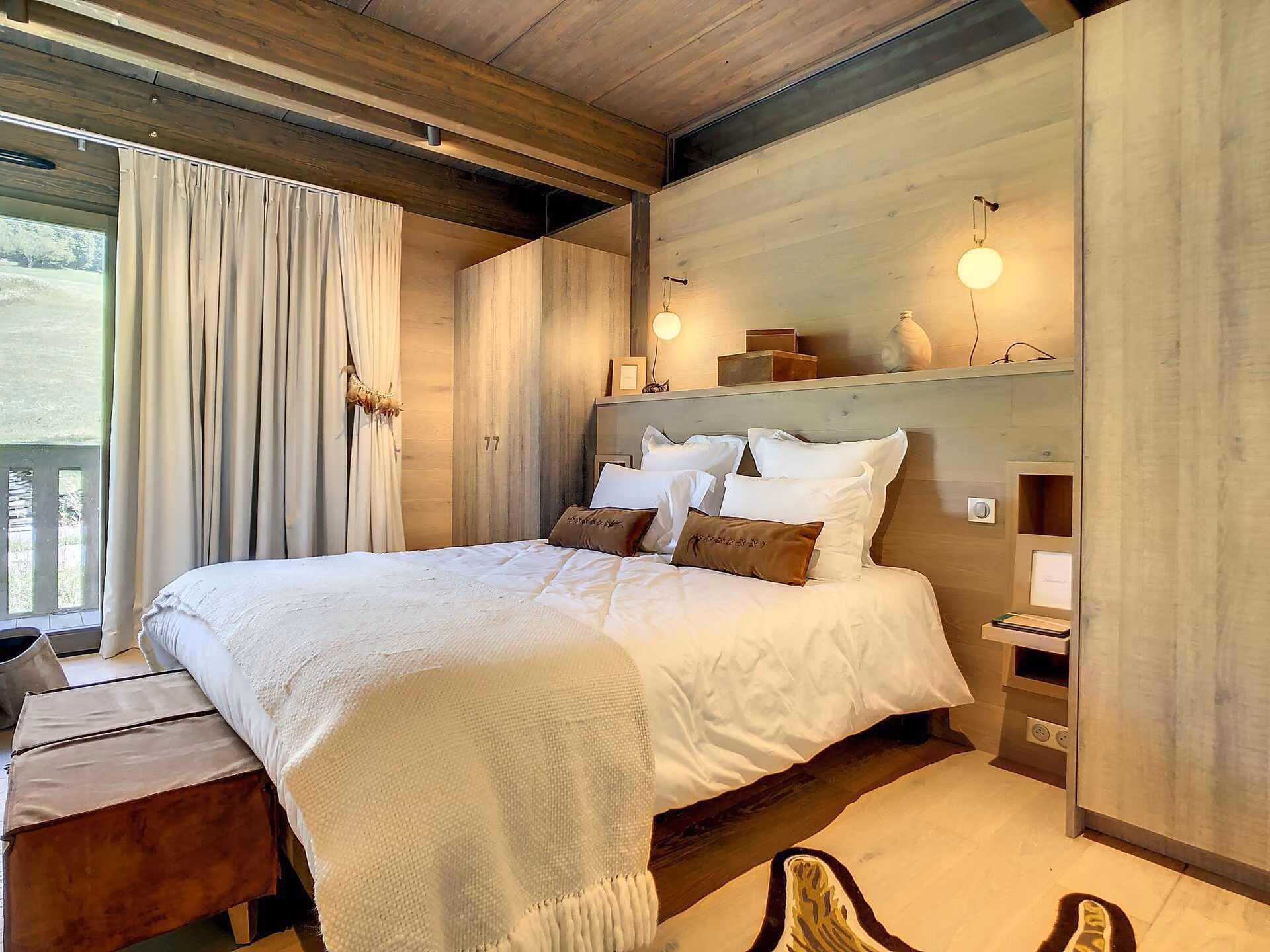 Contemporary ski-in ski-out chalet