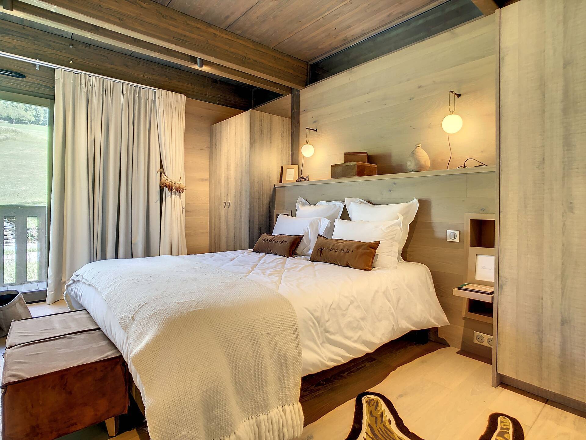 Contemporary ski-in ski-out chalet