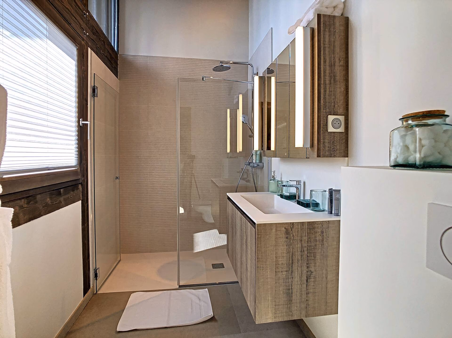 Contemporary ski-in ski-out chalet