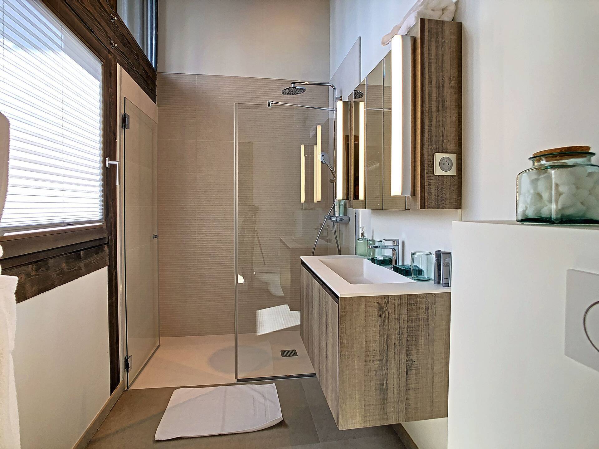 Contemporary ski-in ski-out chalet