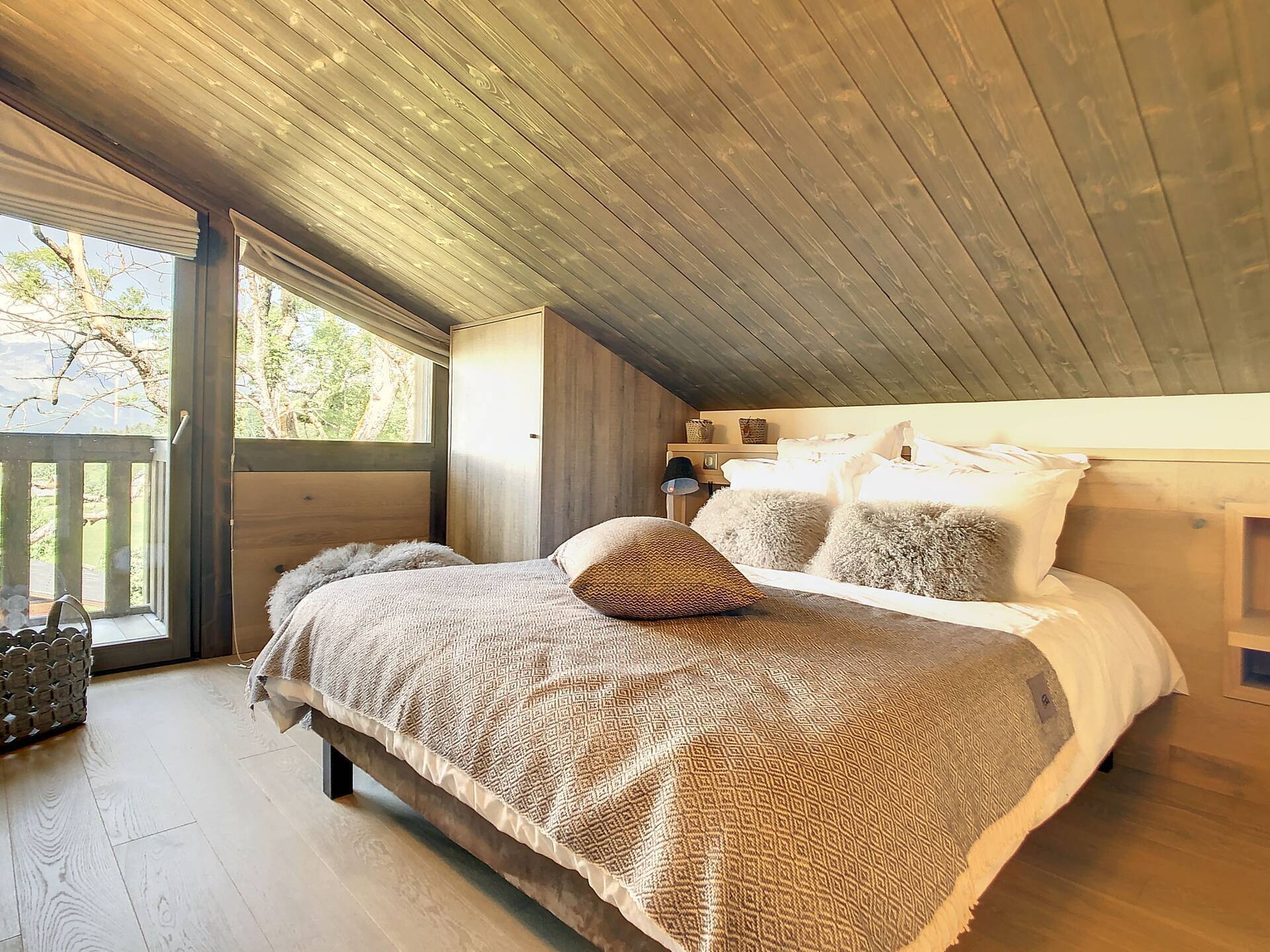 Contemporary ski-in ski-out chalet