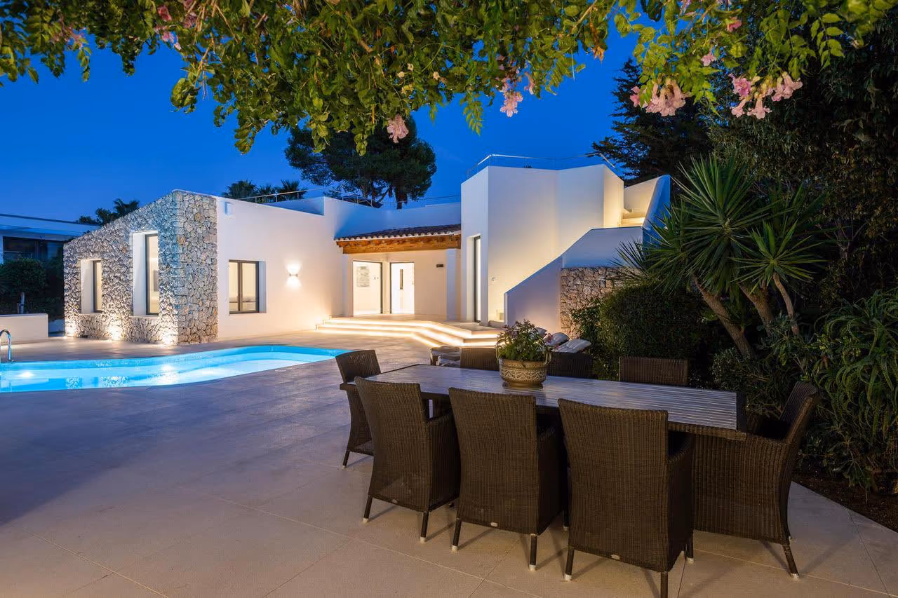 Mountain view home with large grounds