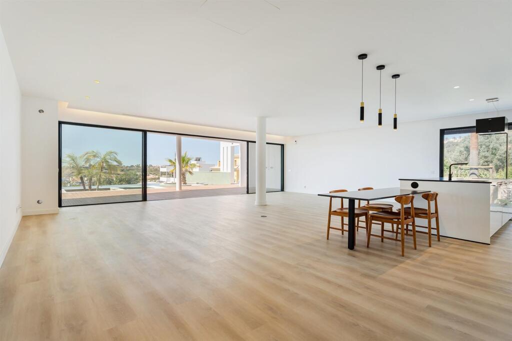 Luxurious New-Build Villa in Albufeira with Sea Views and Pool