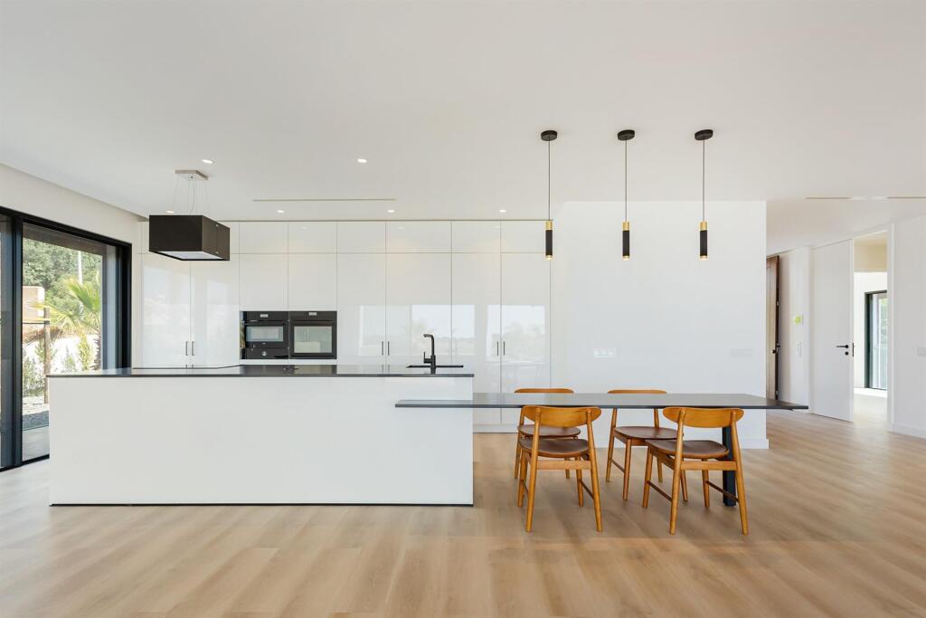 Luxurious New-Build Villa in Albufeira with Sea Views and Pool