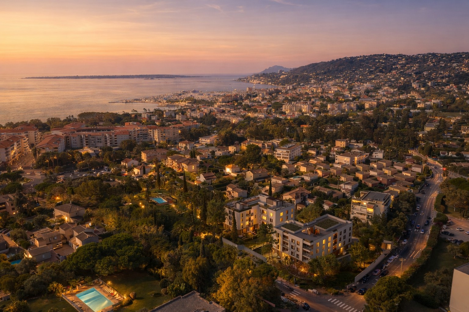 Antibes | Côte d’Azur – Terrace apartment with green views, pool, and beach nearby