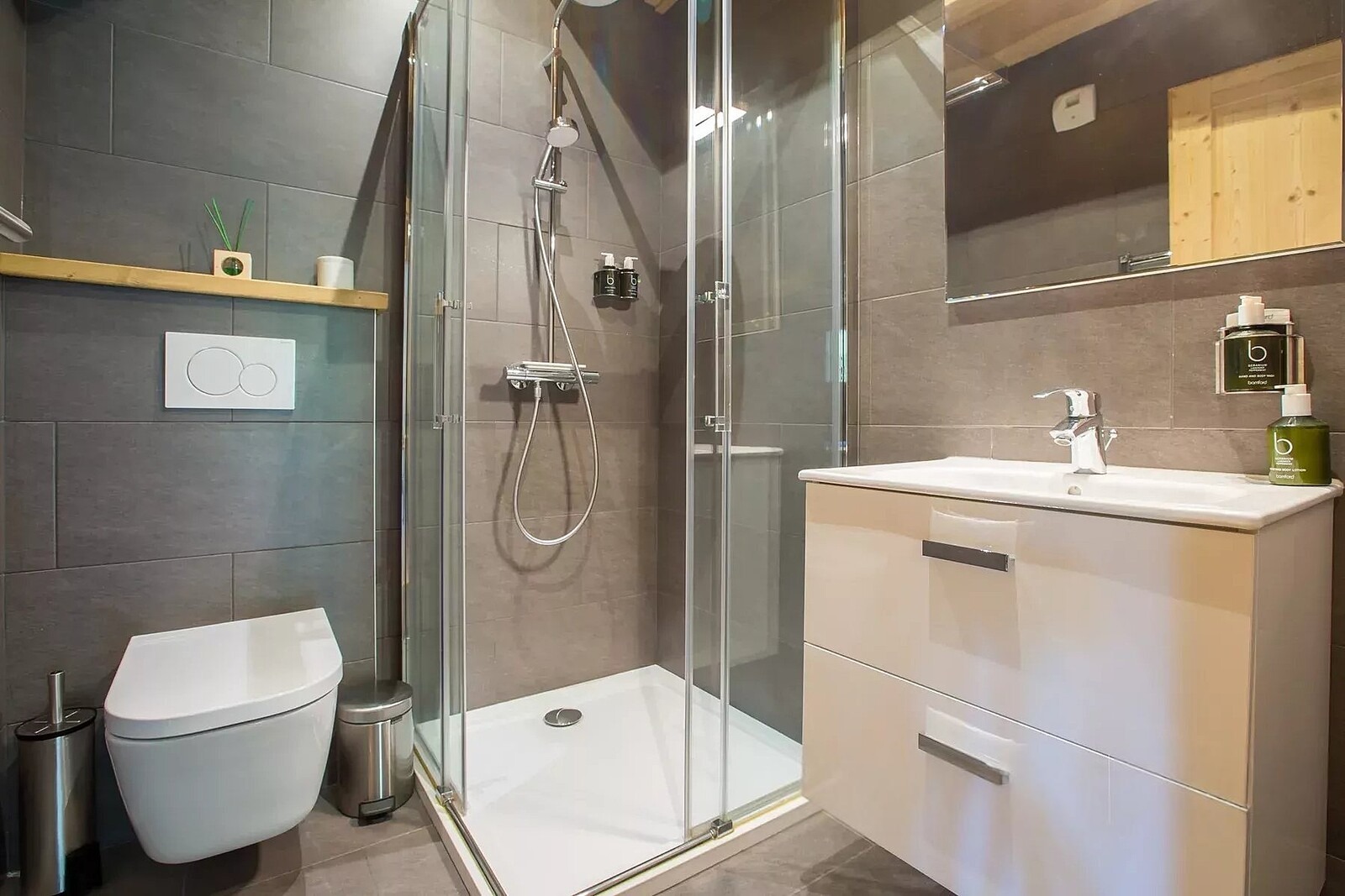 Morzine | French Alps – Modern 6-bedroom chalet with terraces, hot tub and mountain views