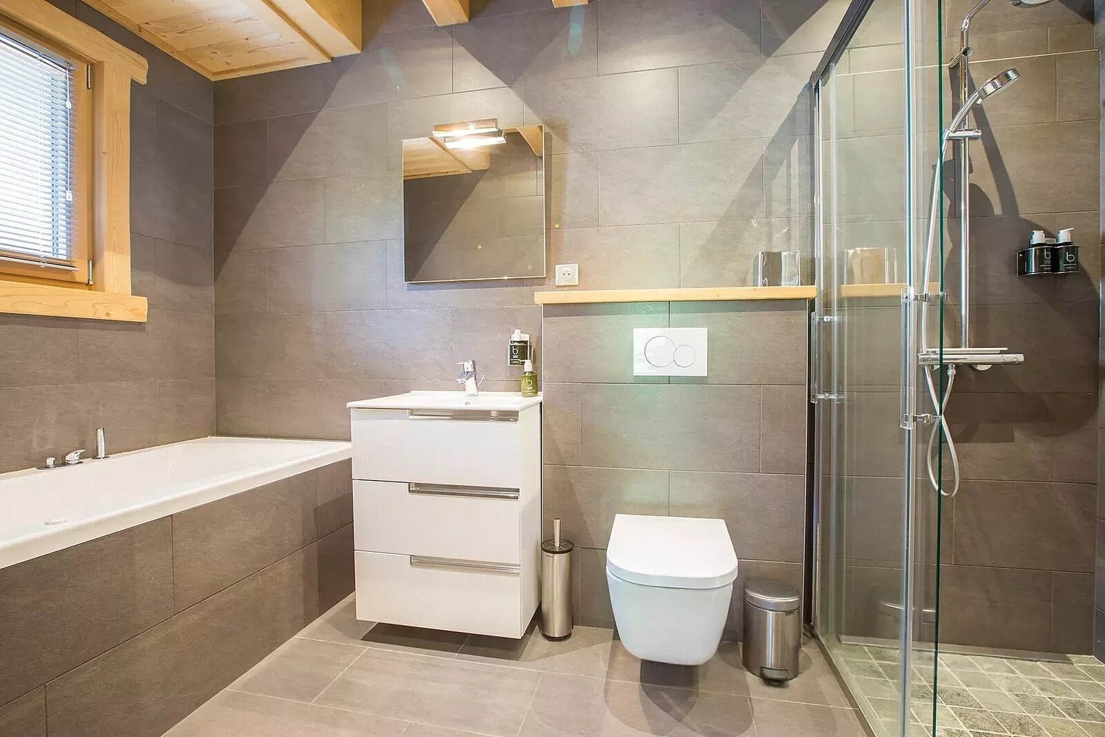 Morzine | French Alps – Modern 6-bedroom chalet with terraces, hot tub and mountain views