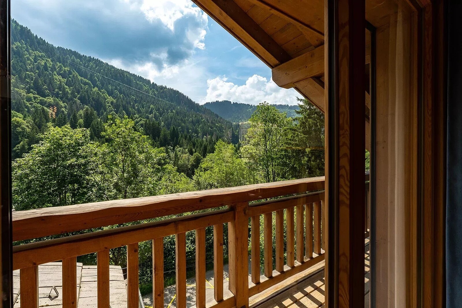 Morzine | French Alps – Modern 6-bedroom chalet with terraces, hot tub and mountain views