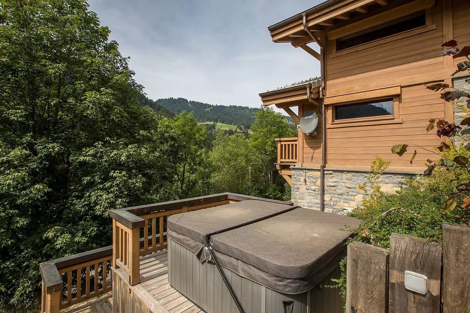 Morzine | French Alps – Modern 6-bedroom chalet with terraces, hot tub and mountain views
