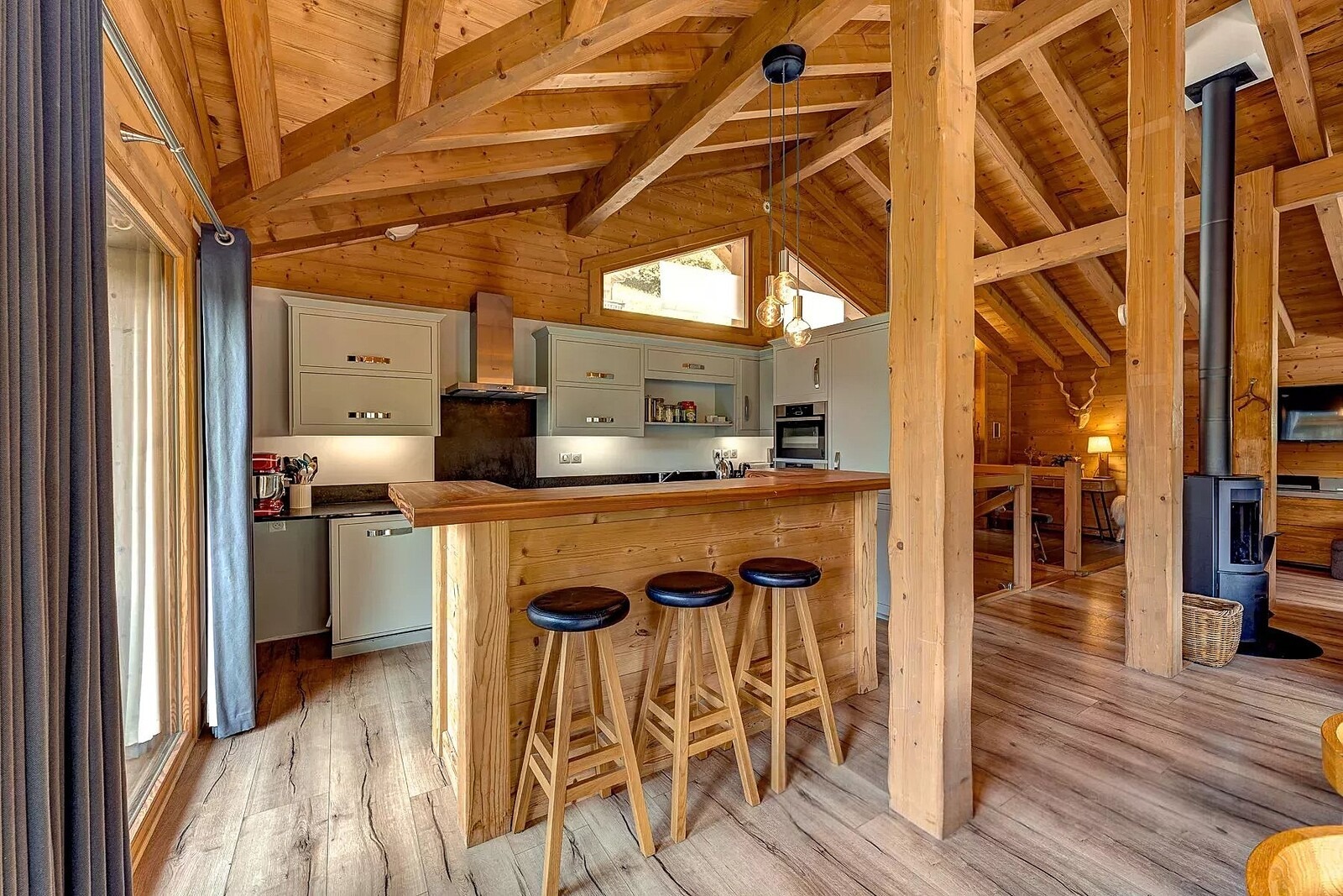 Morzine | French Alps – Modern 6-bedroom chalet with terraces, hot tub and mountain views