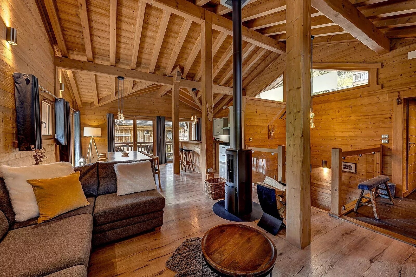 Morzine | French Alps – Modern 6-bedroom chalet with terraces, hot tub and mountain views