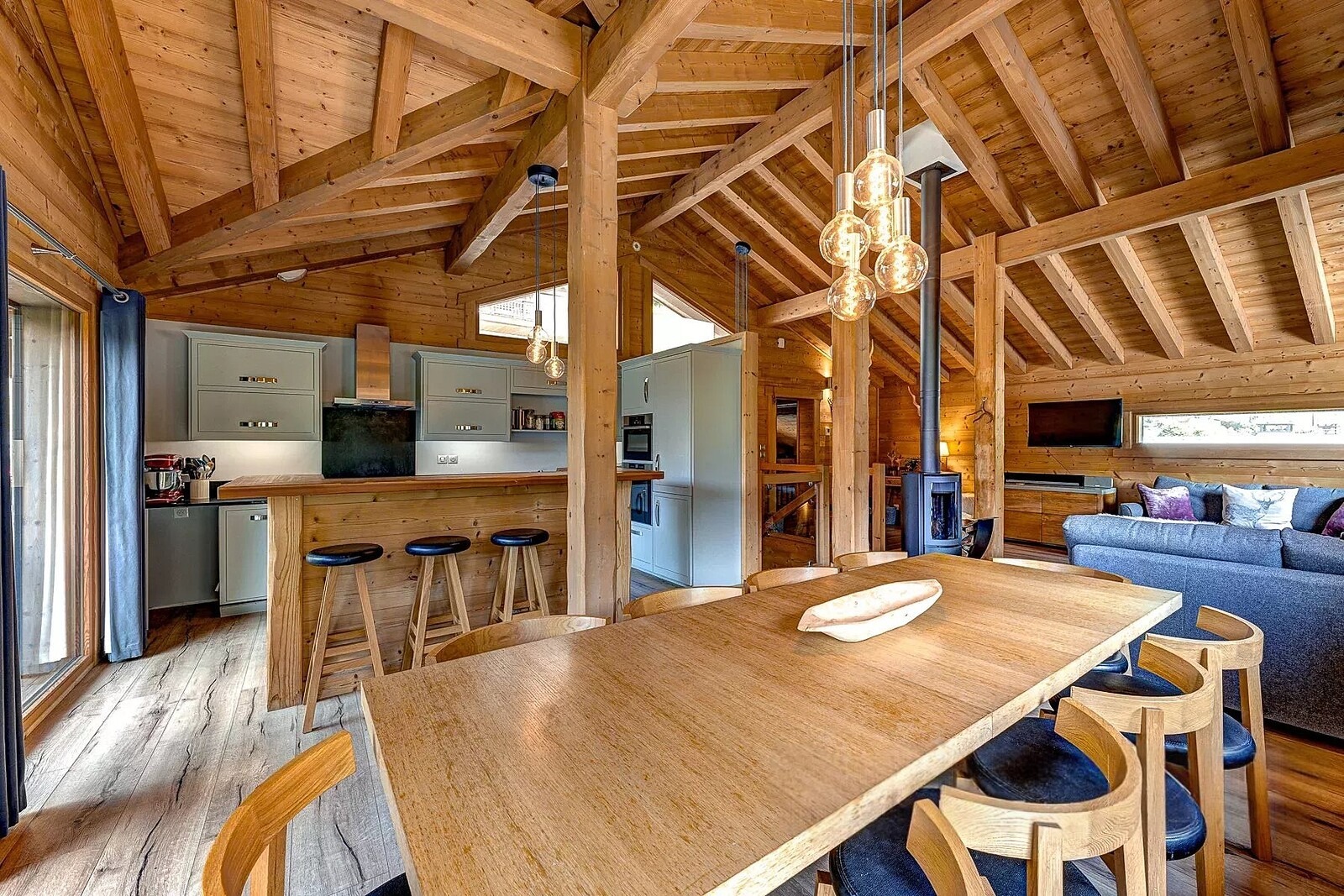 Morzine | French Alps – Modern 6-bedroom chalet with terraces, hot tub and mountain views