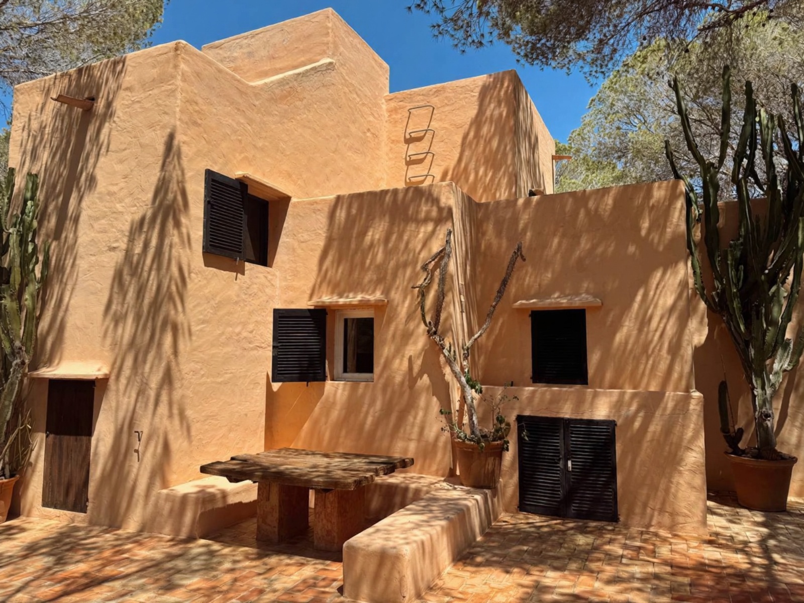 Formentera – Delightful 3-bedroom villa with sea views and great renovation potential