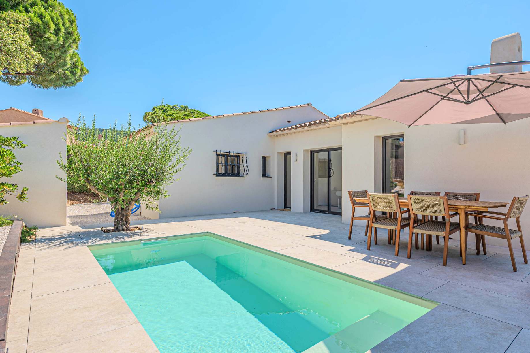 St. Tropez – Hillside bungalow overlooking the sea, with multiple terraces and a private pool