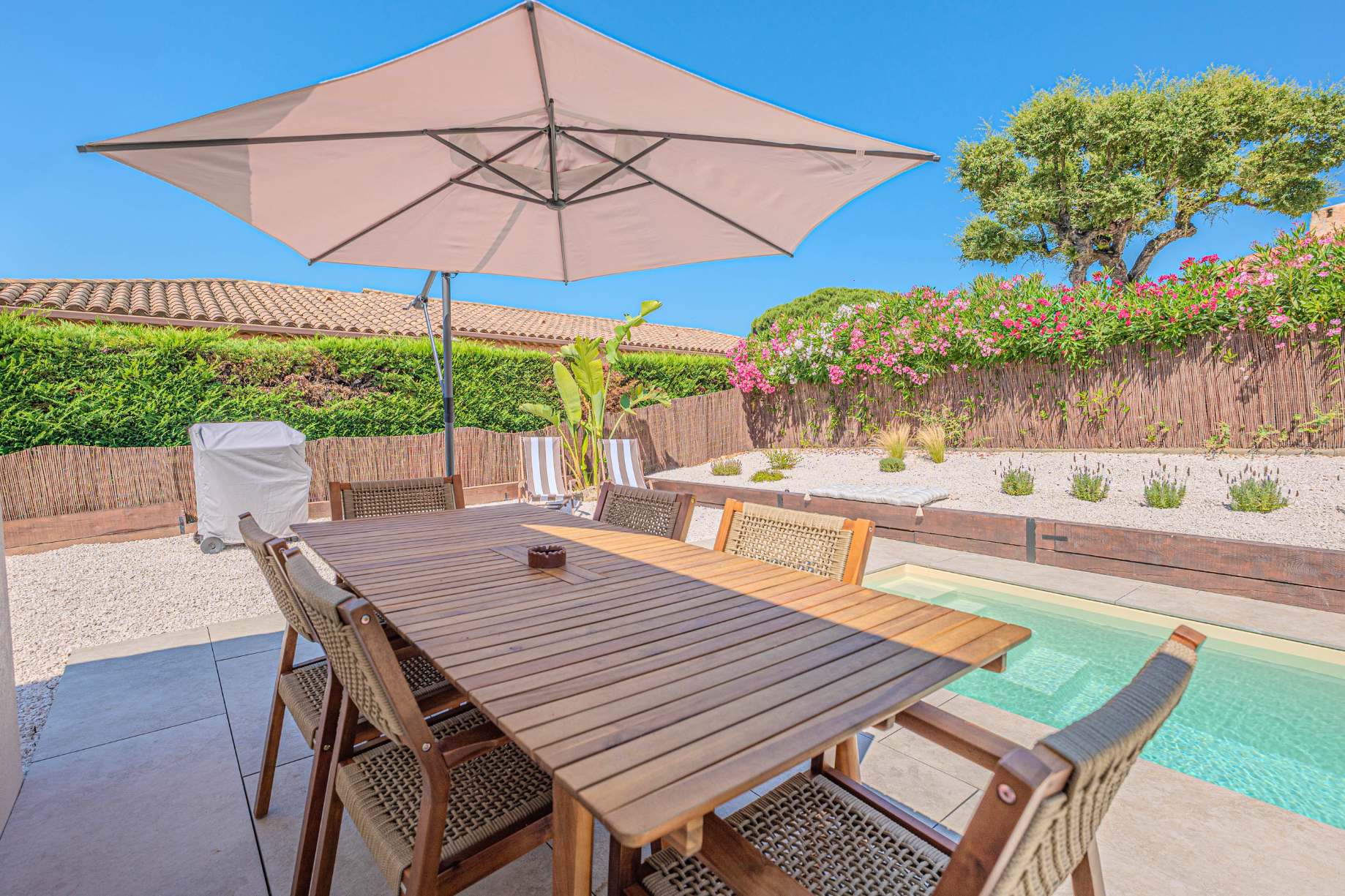 St. Tropez – Hillside bungalow overlooking the sea, with multiple terraces and a private pool