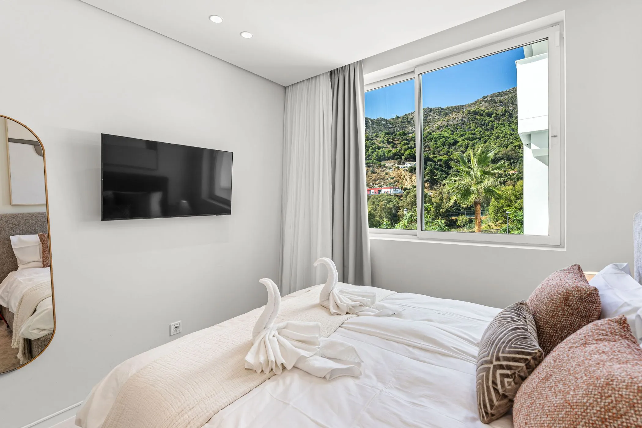 Marbella apartment with sea views, sunny terrace, pool and wellness/fitness area
