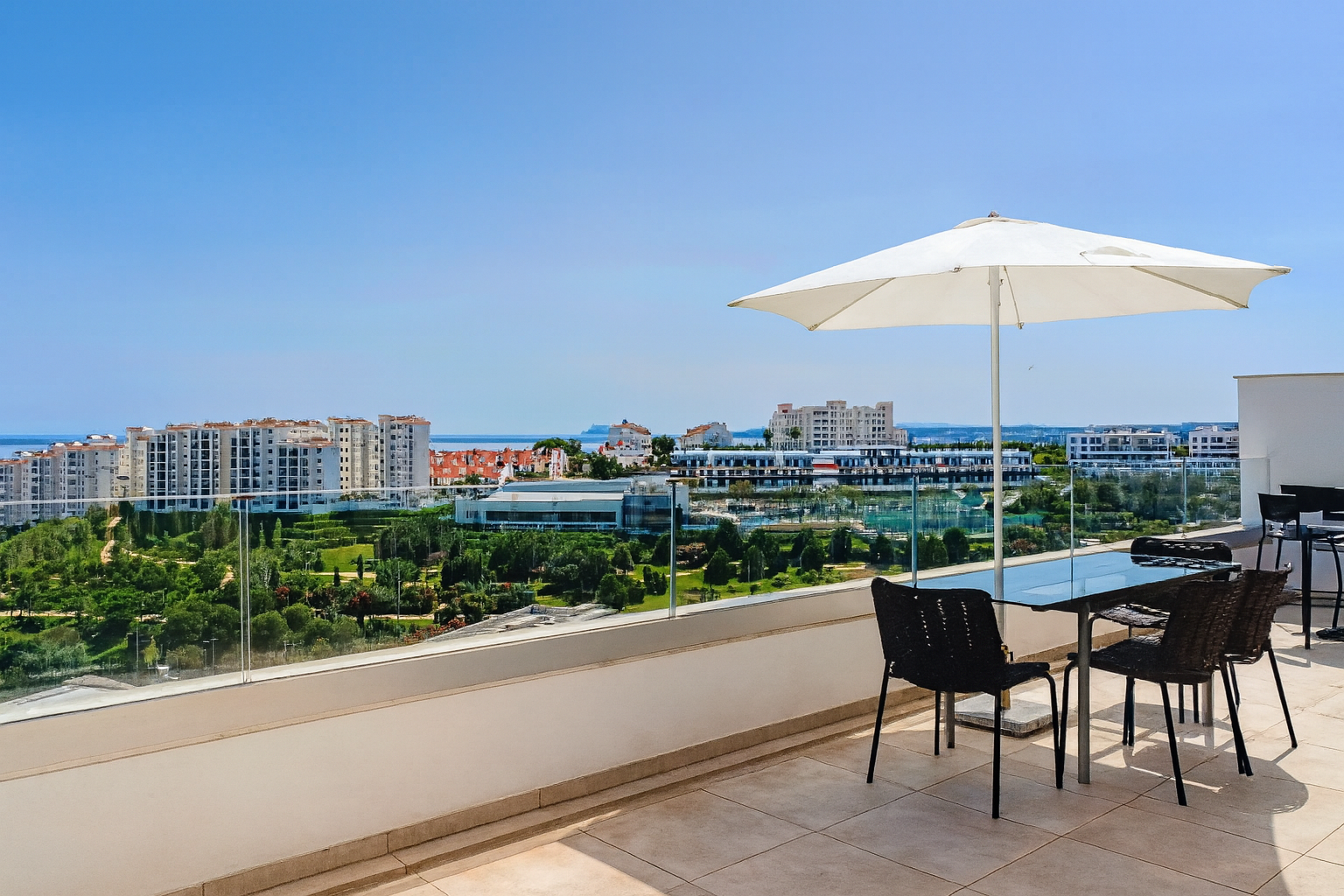 Marbella penthouse maisonette with roof terrace, sea view and pool, close to the beach