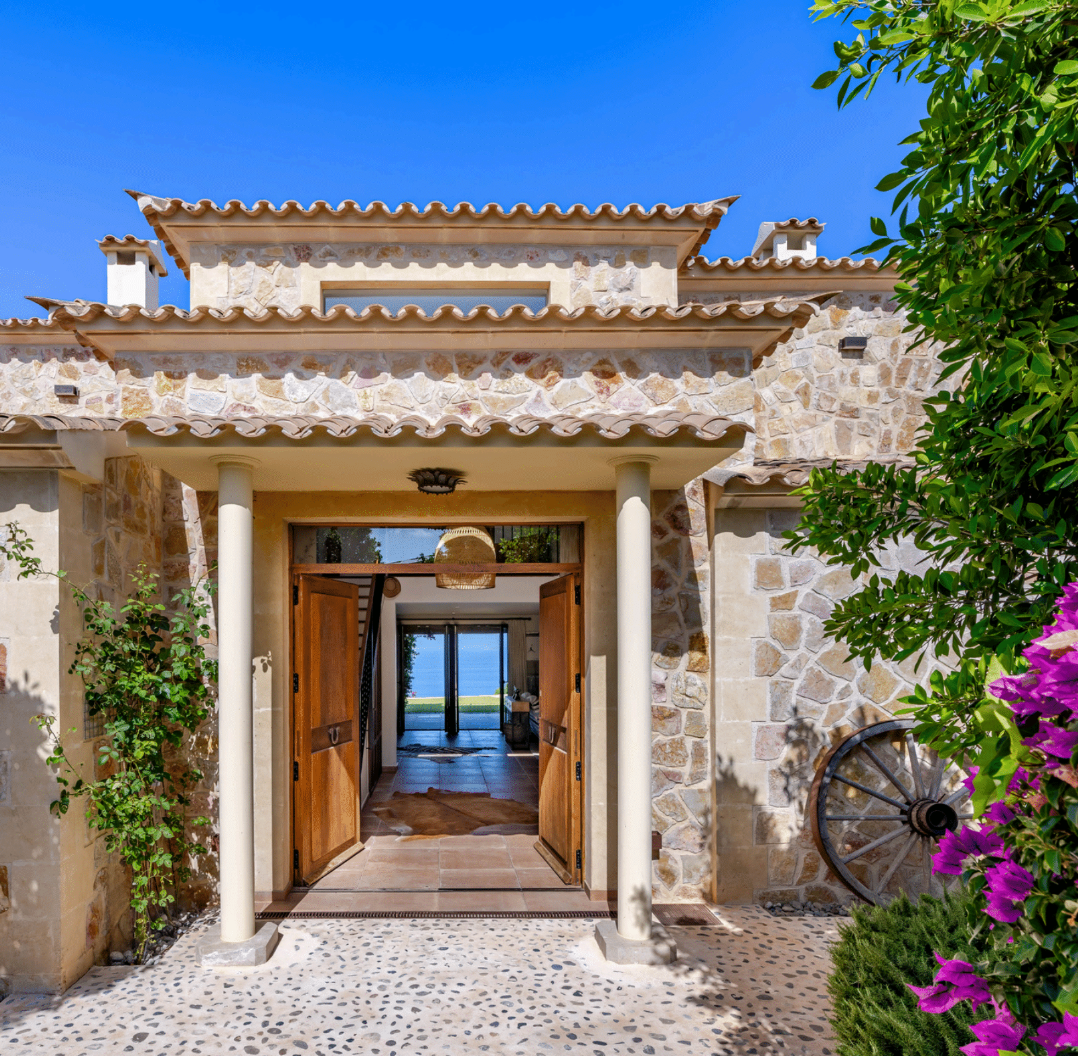Mallorca villa on the waterfront with panoramic sea views, a well-kept garden with a pool and fireplace