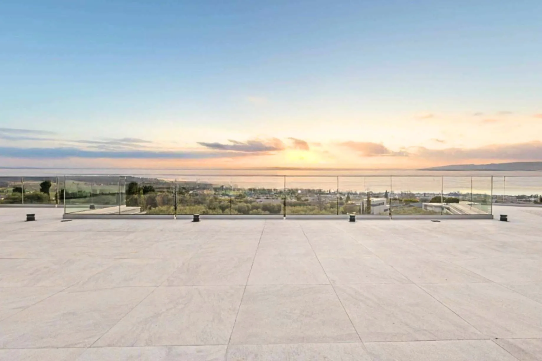 Lake Garda apartment with roof terrace, lake view, pool and sauna, close to the lakeshore