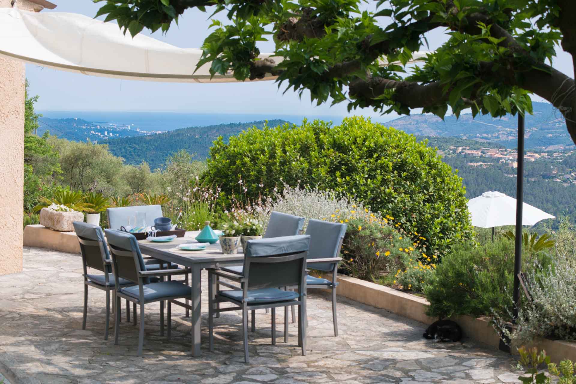 Côte d’Azur Villa with Infinity Pool, Sea Views, and Private Garden