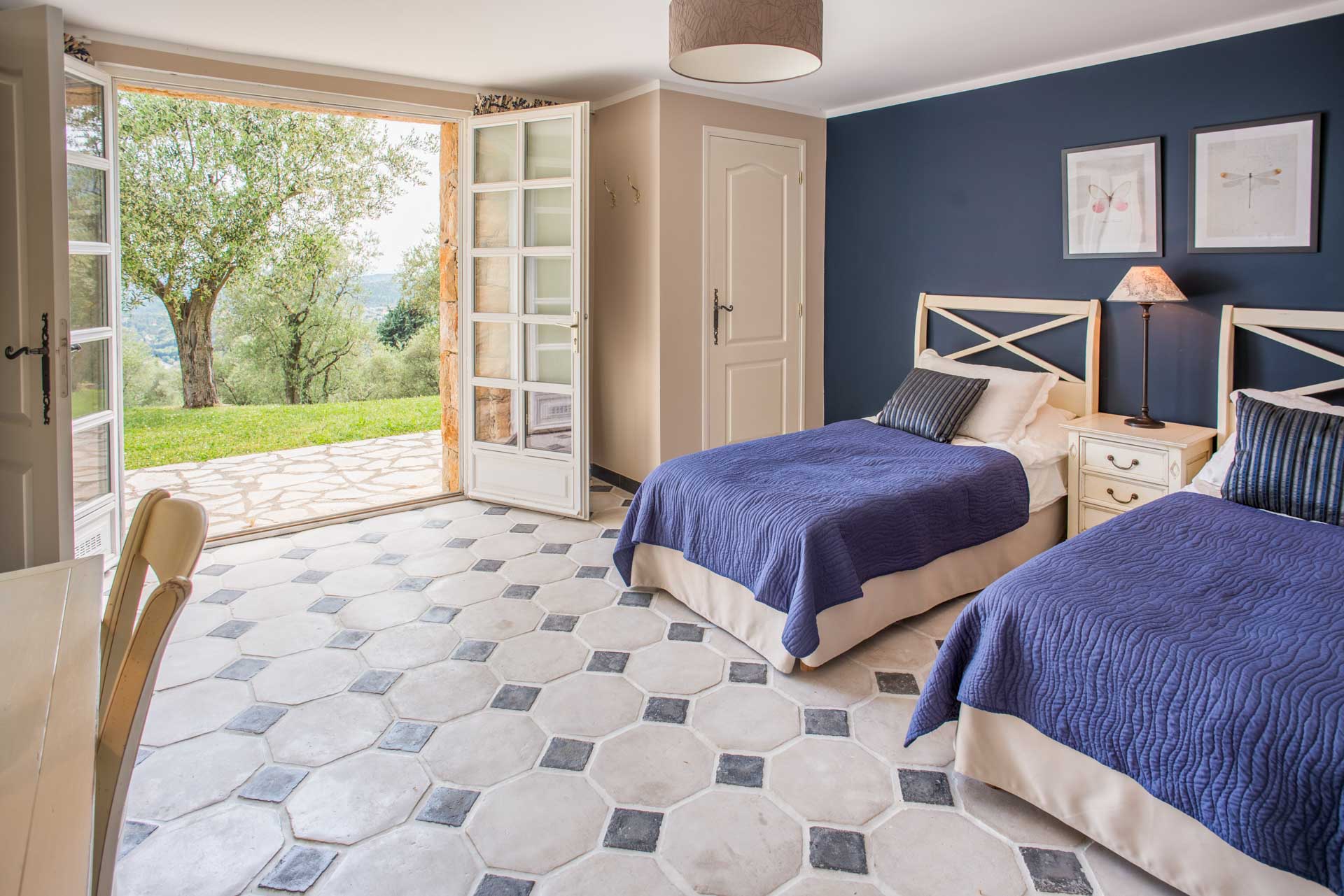 Côte d’Azur Villa with Infinity Pool, Sea Views, and Private Garden