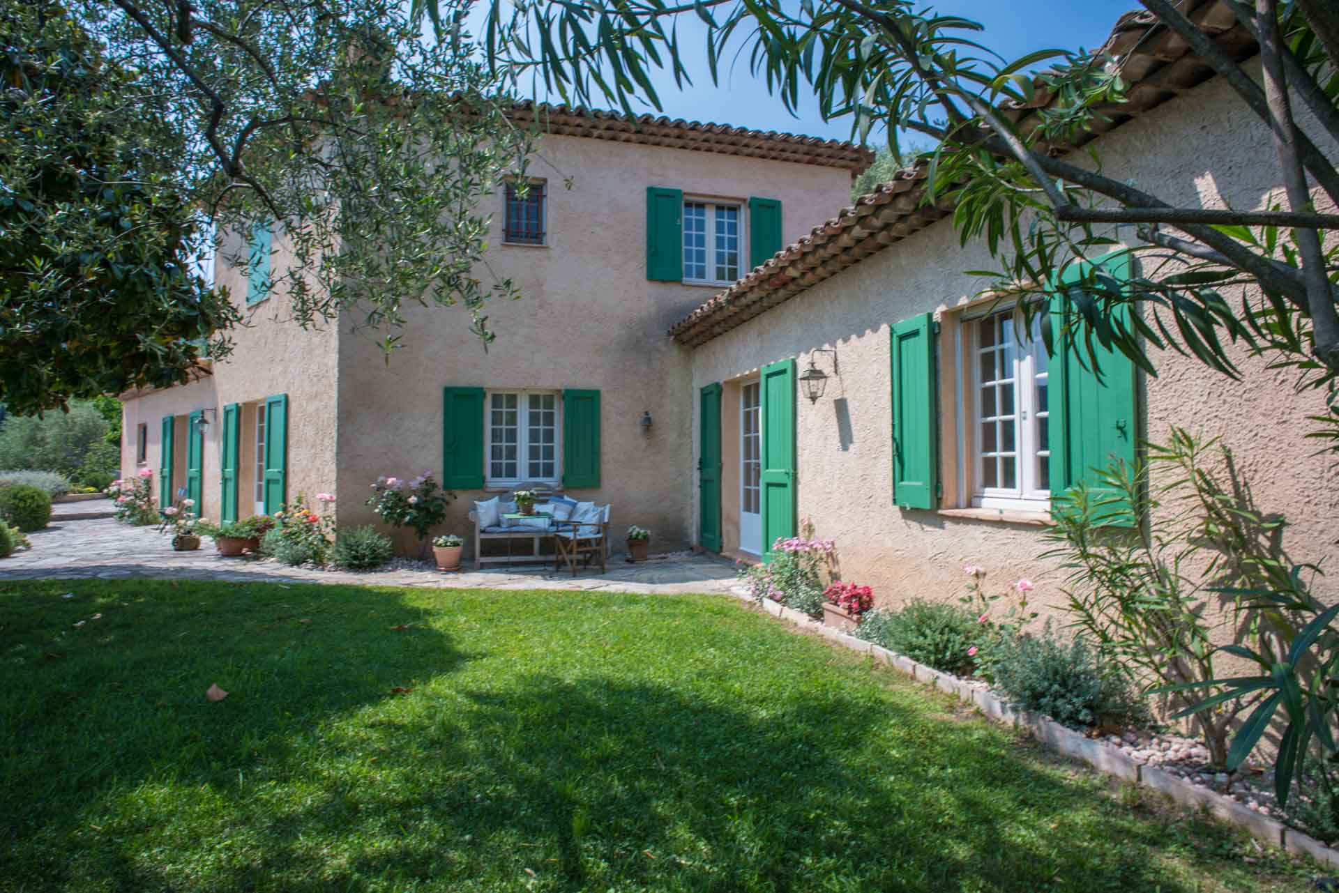Côte d’Azur Villa with Infinity Pool, Sea Views, and Private Garden