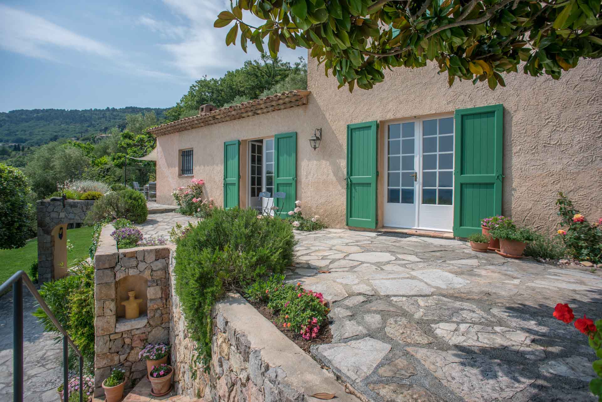 Côte d’Azur Villa with Infinity Pool, Sea Views, and Private Garden