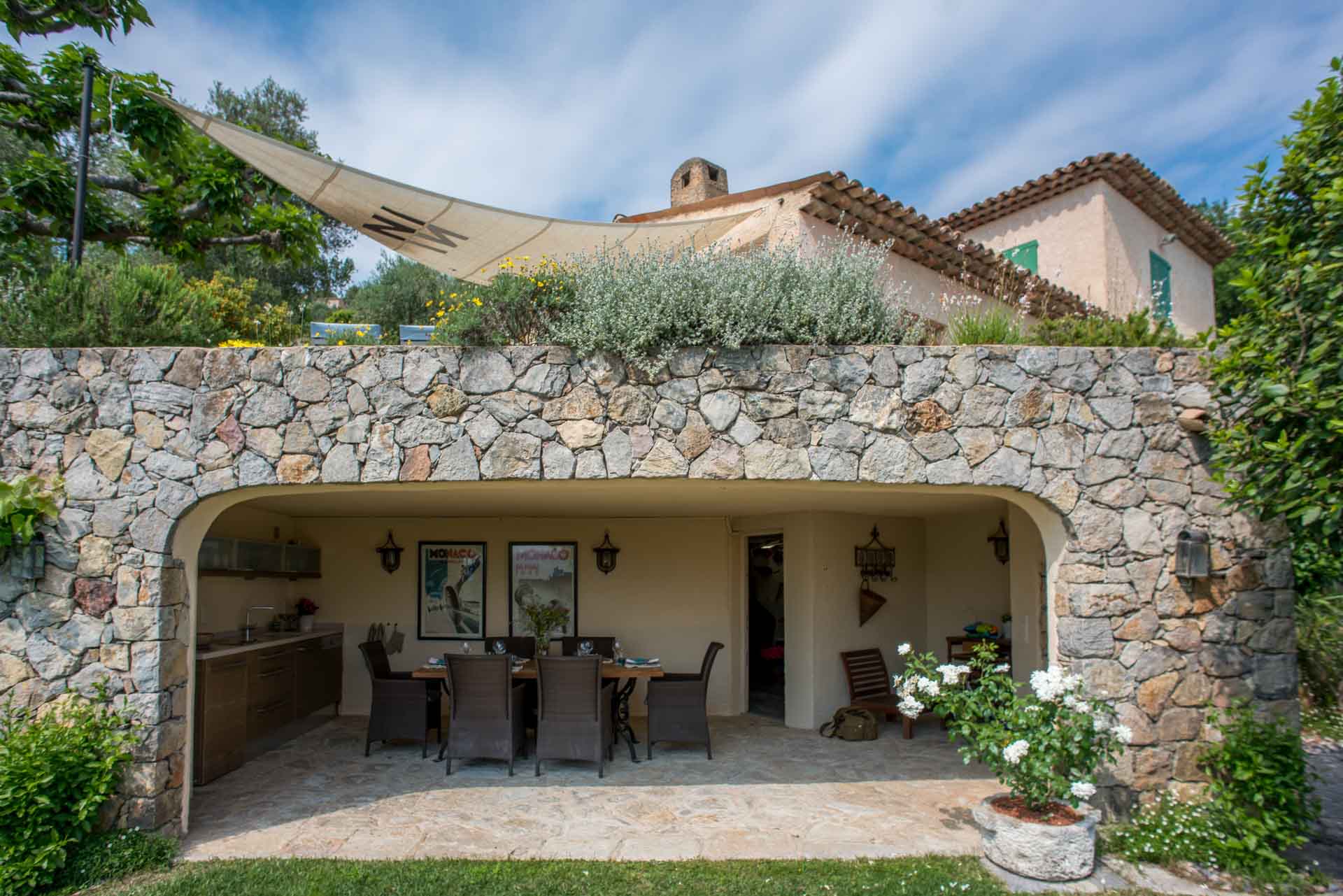 Côte d’Azur Villa with Infinity Pool, Sea Views, and Private Garden