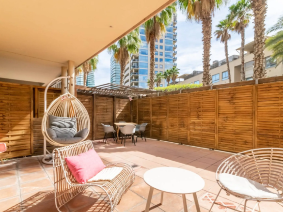 Barcelona apartment with large west-facing terrace, pool and fitness area