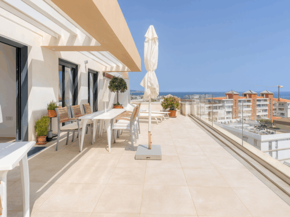 Marbella penthouse maisonette with roof terrace, sea view and pool, close to the beach