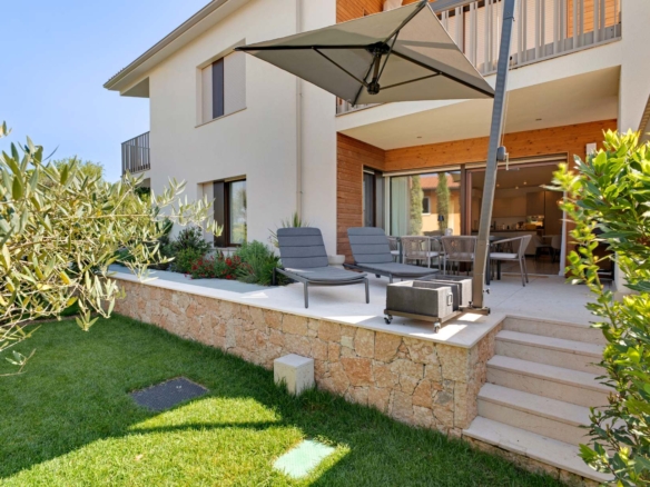 Lake Garda garden apartment with lake view, small garden and pool
