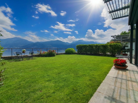Lake Como Modern garden apartment with panoramic lake view, garden and pool