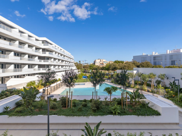 Ibiza | Playa d’en Bossa – New-build apartment with sunny terrace, shared pool