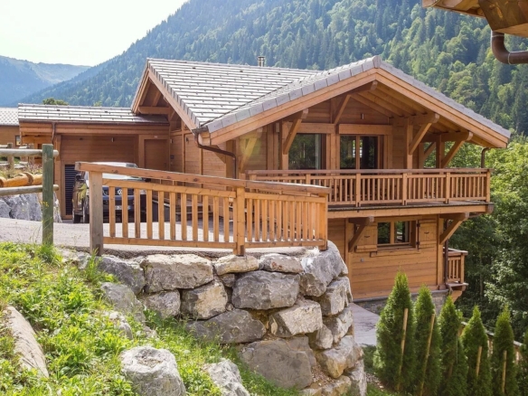 Morzine | French Alps – Modern 6-bedroom chalet with terraces, hot tub and mountain views