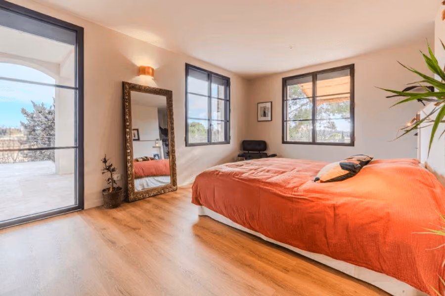 Provençal retreat with an independent apartment and just a few steps from village