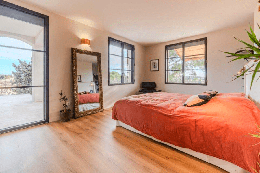 Provençal retreat with an independent apartment and just a few steps from village
