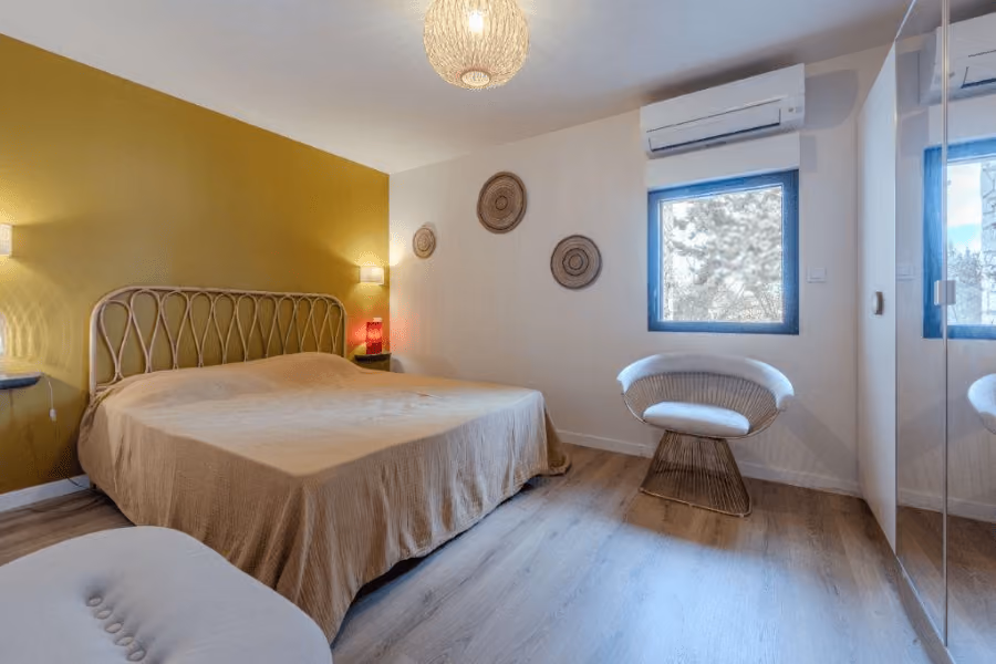 Provençal retreat with an independent apartment and just a few steps from village