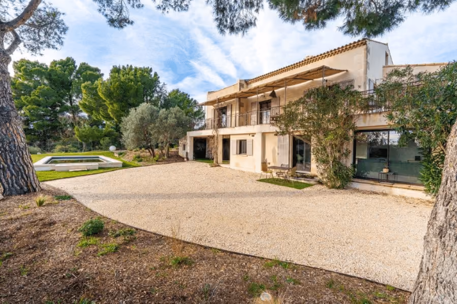 Provençal retreat with an independent apartment and just a few steps from village