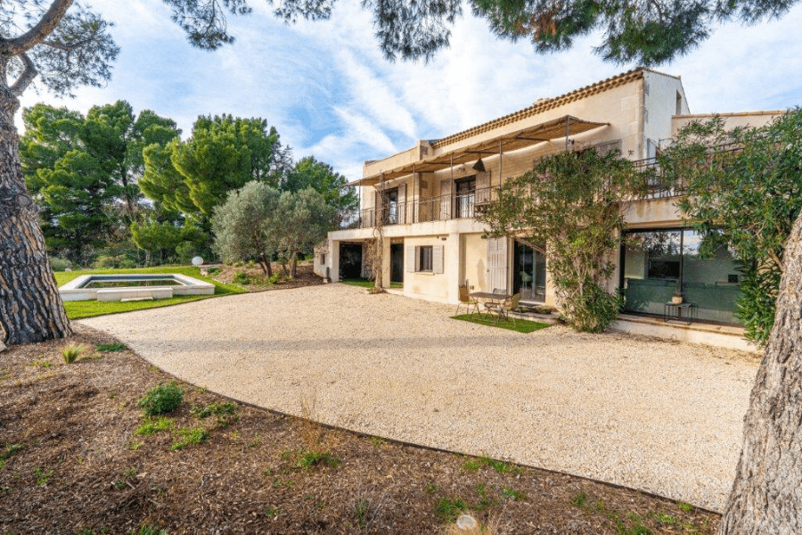 Provençal retreat with an independent apartment and just a few steps from village