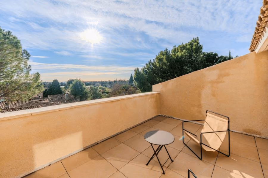 Provençal retreat with an independent apartment and just a few steps from village
