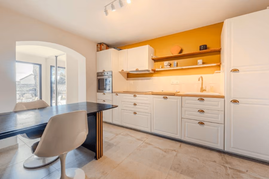 Provençal retreat with an independent apartment and just a few steps from village