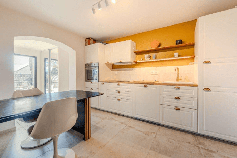 Provençal retreat with an independent apartment and just a few steps from village